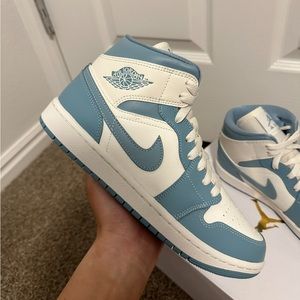 NEVER WORN Jordan 1 mid Sail Blue Unc